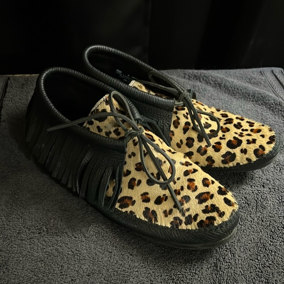 Minnetonka Shoes - Minnetonka Classic Fringe Hardsole Boot Bootie